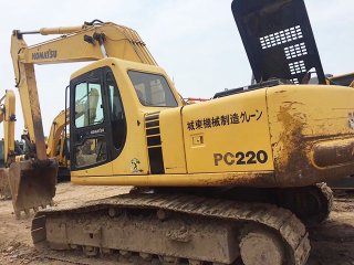 小松PC220-6挖掘机