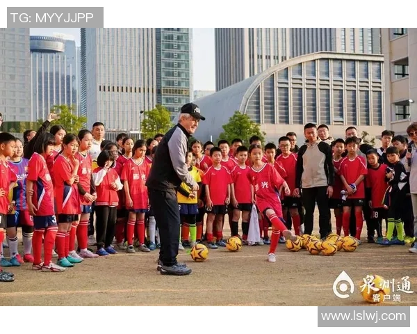 时尚足球明星外套男童精选图片展示让孩子们尽显运动风采 时尚足球明星外套男童精选图片展示让孩子们尽显运动风采