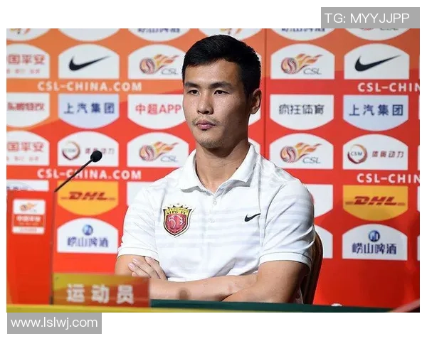 李丽的足球人生：从青涩少女到职业球员的成长之路