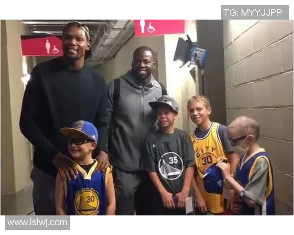 杜兰特与足球明星亲密合影展现运动员之间的友谊与激情